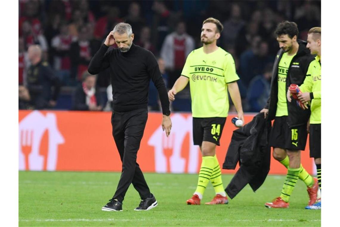 Nach der Niederlage gehen Dortmunds Trainer Marco Rose und die Spieler in Amsterdam vom Platz. Foto: Bernd Thissen/dpa