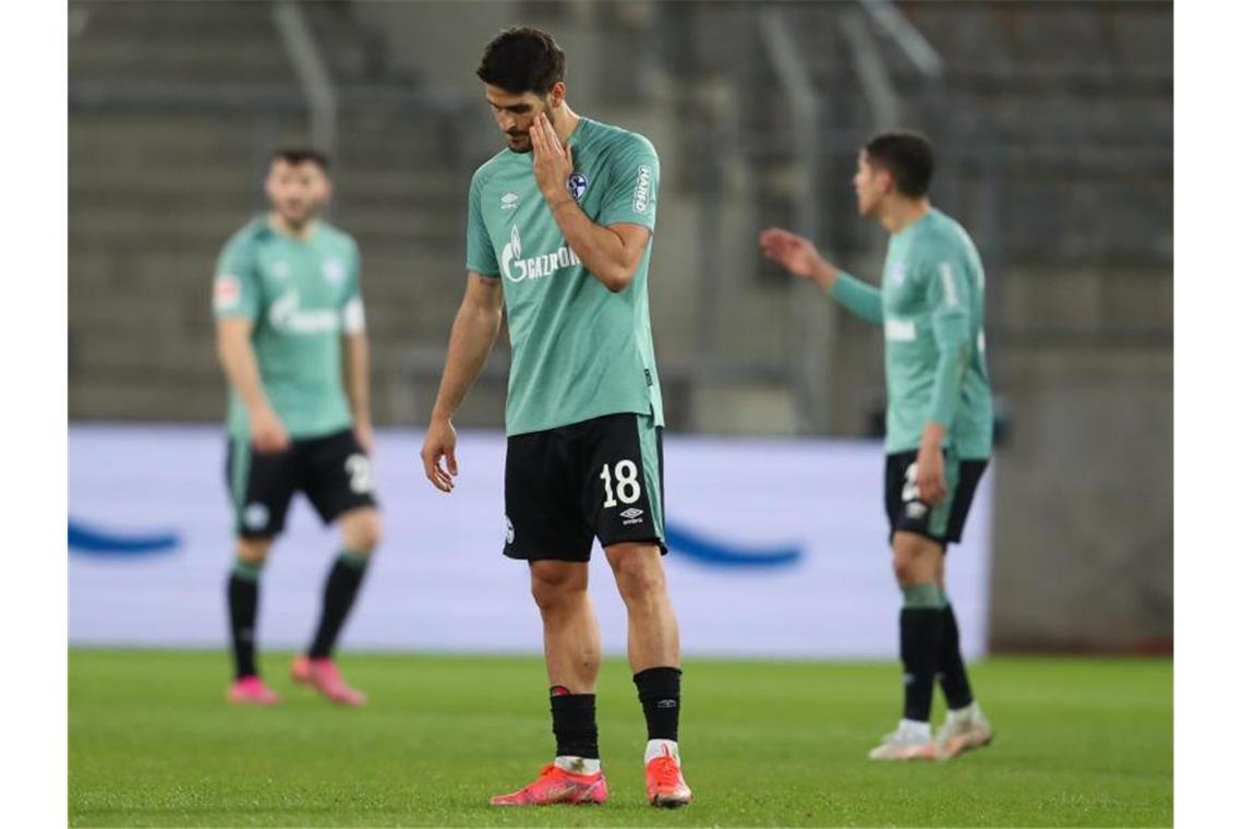Vierter Schalke-Abstieg perfekt - Bayern meisterlich Nach der Niederlage in Bielefeld ist der Schalker Abstieg aus dem Fußball-Oberhaus perfekt. Foto: Friso Gentsch/dpa Pool/dpa