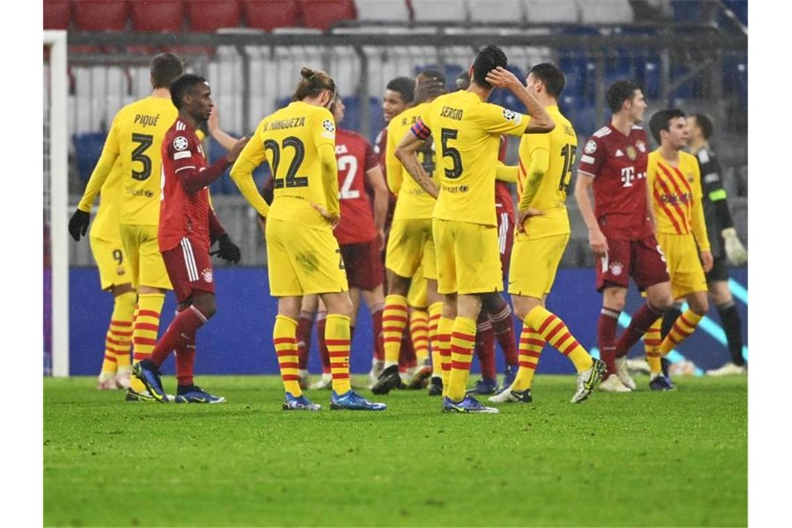 Barcelona scheitert - Rangnick mit Punkt bei Debüt Nach der Niederlage in München lassen die Spieler vom FC Barcelona (in gelb) die Köpfe hängen. Foto: Sven Hoppe/dpa