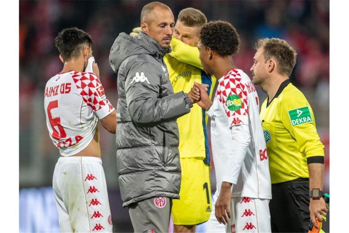 Großes Vorbild Union - Mainz soll wieder „Stress machen“ Nach der Niederlage klatscht der Mainzer Interimstrainer Jan-Moritz Lichte (M) mit den Spielern ab. Foto: Andreas Gora/dpa