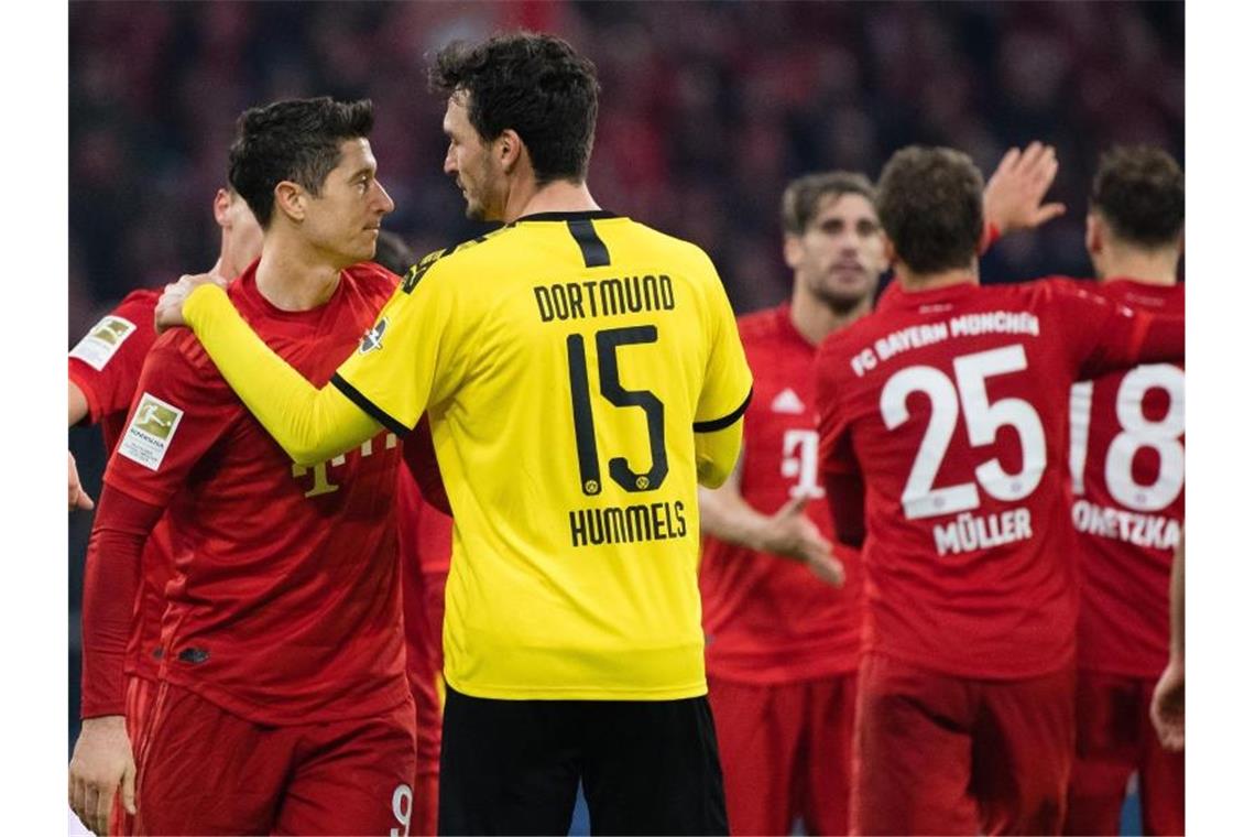 Hummels nach Bayern-Watschn: BVB „keine Top-Truppe“ Nach der Niederlage wechselt BVB-Ersatzkapitän Mats Hummels (15) einige Worte mit Bayern-Torjäger Robert Lewandowski (r). Foto: Matthias Balk/dpa