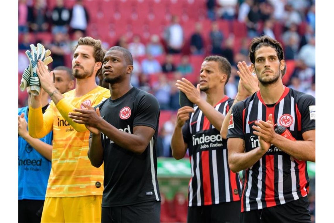 Nach der Niederlage wurden die Frankfurter Kicker minutenlang von den Fans vor der Gäste-Kurve aufgemuntert. Foto: Matthias Balk