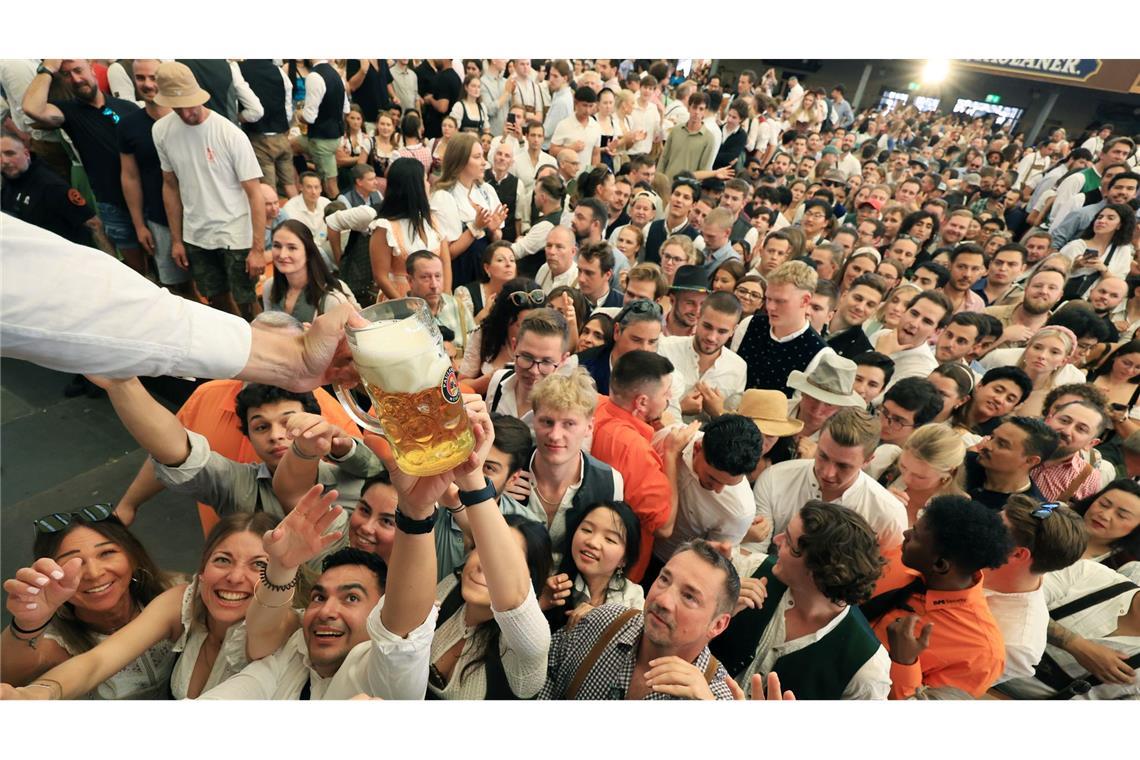 190. Oktoberfest: "Gegen die Krisen der Welt" Nach der offiziellen Eröffnung fließt das Bier auf dem Oktoberfest.