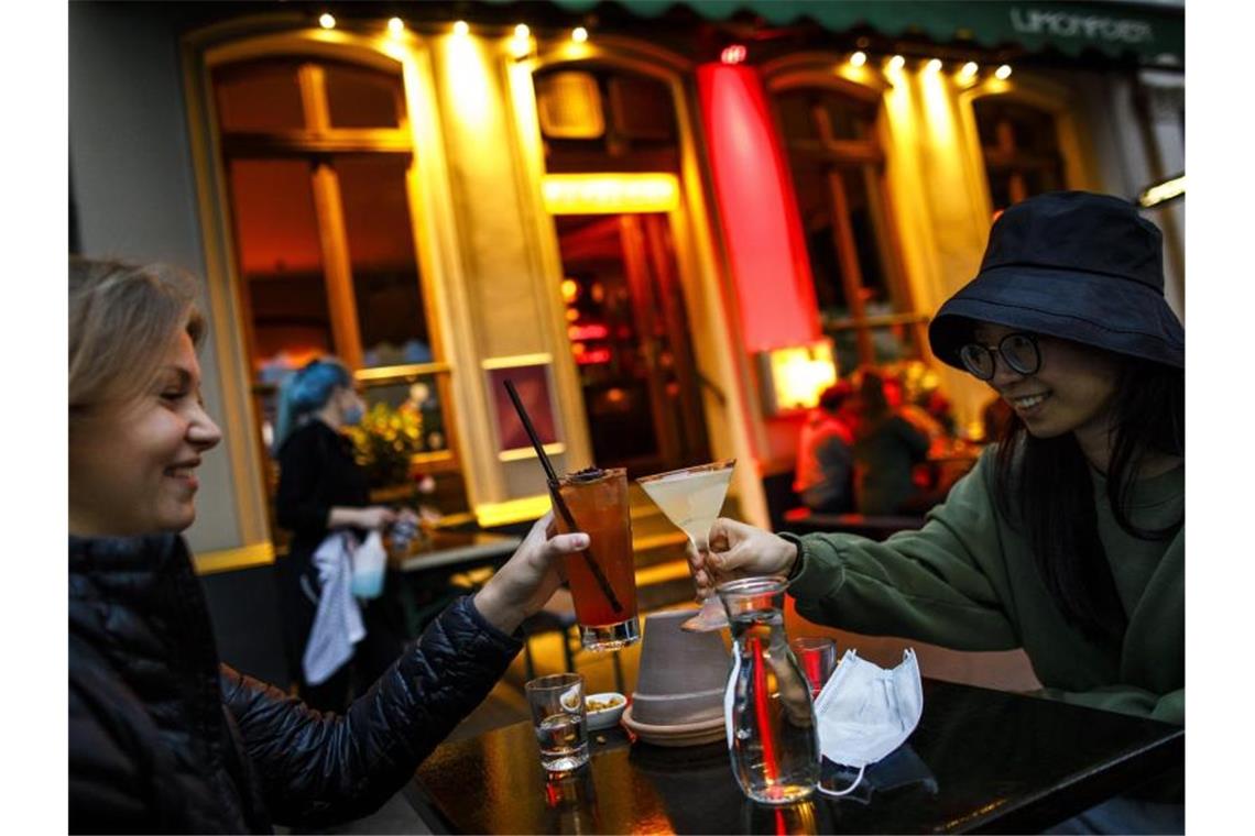 Nach der Pandemie freuen sich viele junge Menschen wieder auf ein Abend in einer Bar. Foto: Carsten Koall/dpa/Symbolfoto
