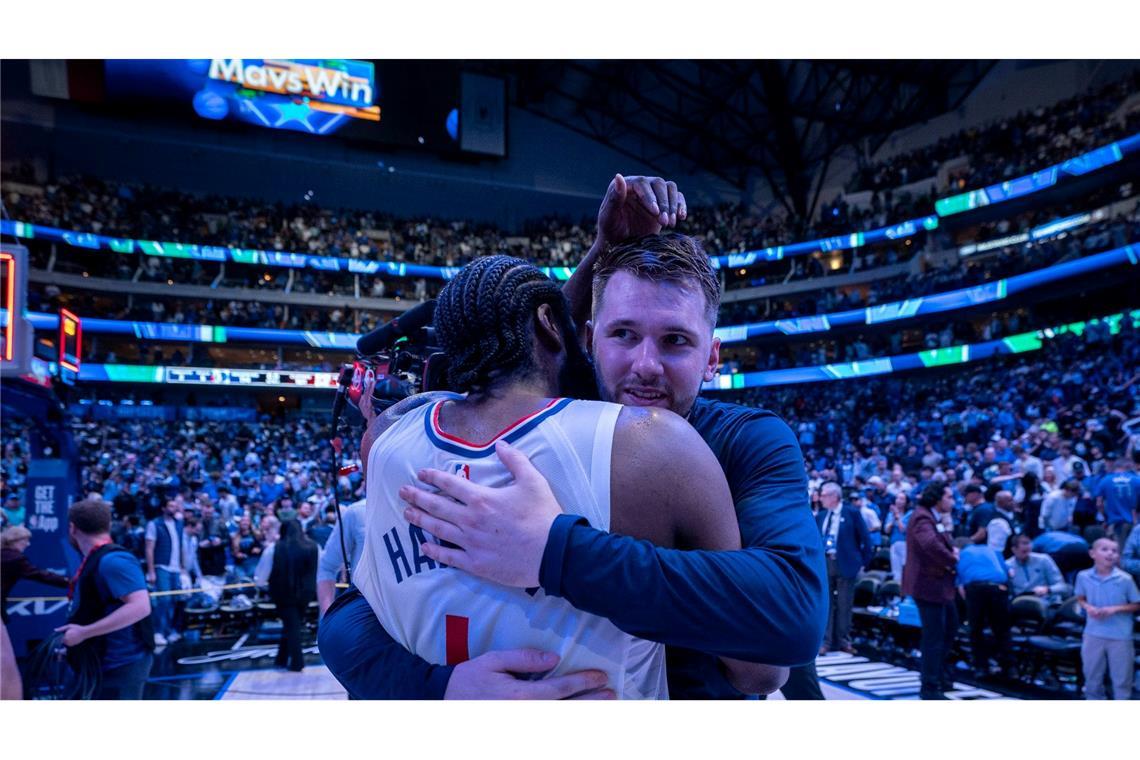 Nach der Partie in Dallas: Die Basketballspieler Luka Doncic und James Harden umarmen sich.