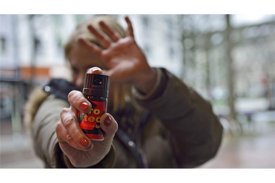 Nach der Pfefferspray-Attacke läuft der Sohn der Angegriffenen davon (Symbolbild).