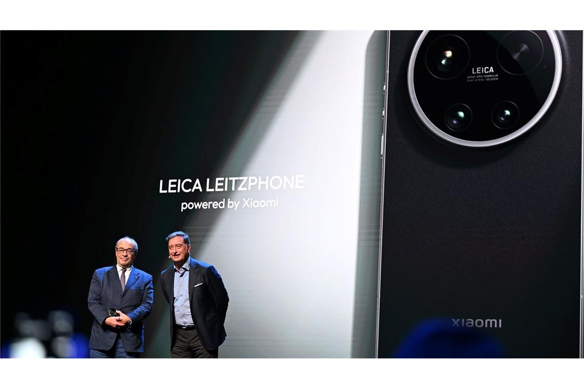 Nach der Präsentation bekamen Leica-Chef Matthias Harsch (rechts) und der Aufsichtsratsvorsitzende Andreas Kaufmann viel Applaus.