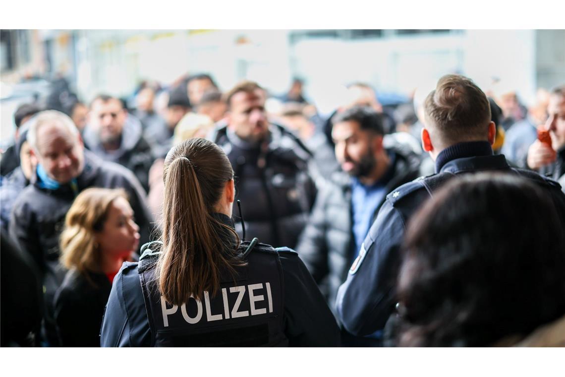 Nach der Räumung des Vorraums der Sparkassenfiliale sichern Polizeibeamte den Bereich vor der Sparkasse.