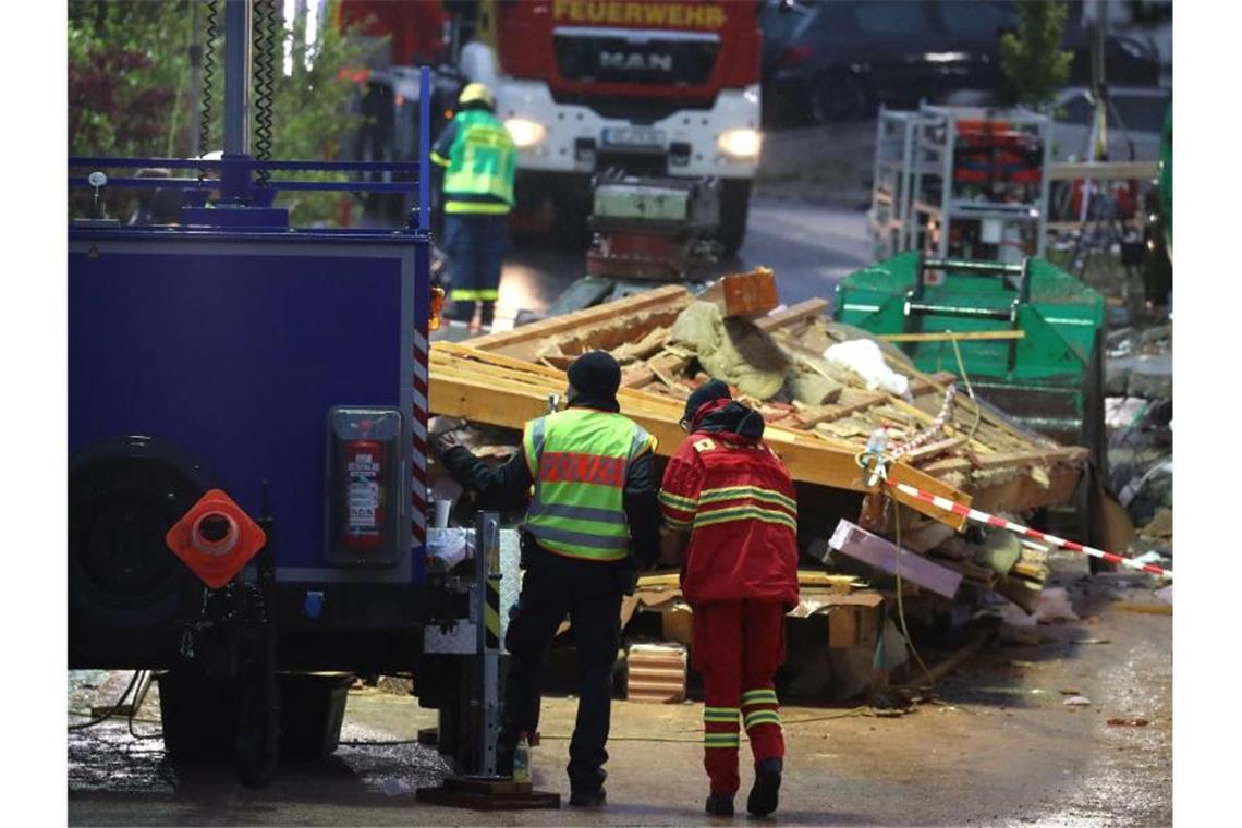 Defekte Gasleitung: Explosion tötet Vater und Tochter Nach der Räumung von Resten des Daches mit schwerem Gerät mussten sich die Helfer mit den Händen weiter vorarbeiten. Foto: Karl-Josef Hildenbrand