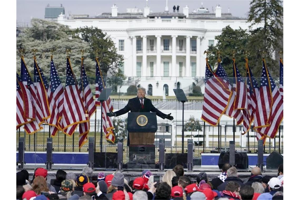 Nach der Rede von Donald Trump kam es zu Rangeleien zwischen Anhängern des abgewählten Präsidenten und Sicherheitsleuten. Foto: Jacquelyn Martin/AP/dpa