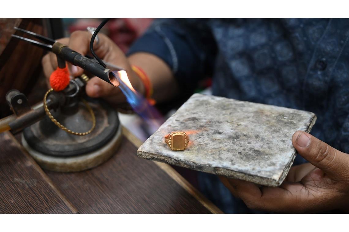 Nach der Rekordrally sackte der Goldpreis zuletzt wieder ab. (Archivbild)