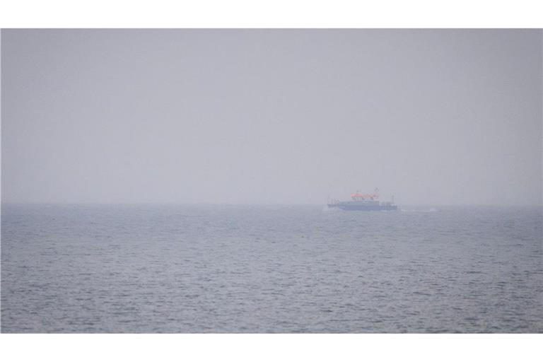 Nach der Rettung des Wals vor Timmendorfer Strand suchen Experten seit Samstagfrüh weiter nach dem Meeressäuger.