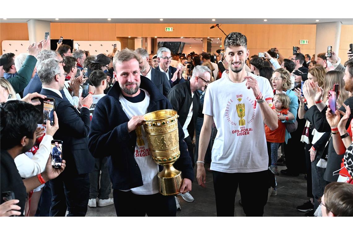 VfB im Rausch: Pokal-Party und neues Briefpapier Nach der Rückkehr wurden die Pokalsieger im Stuttgarter Rathaus empfangen.