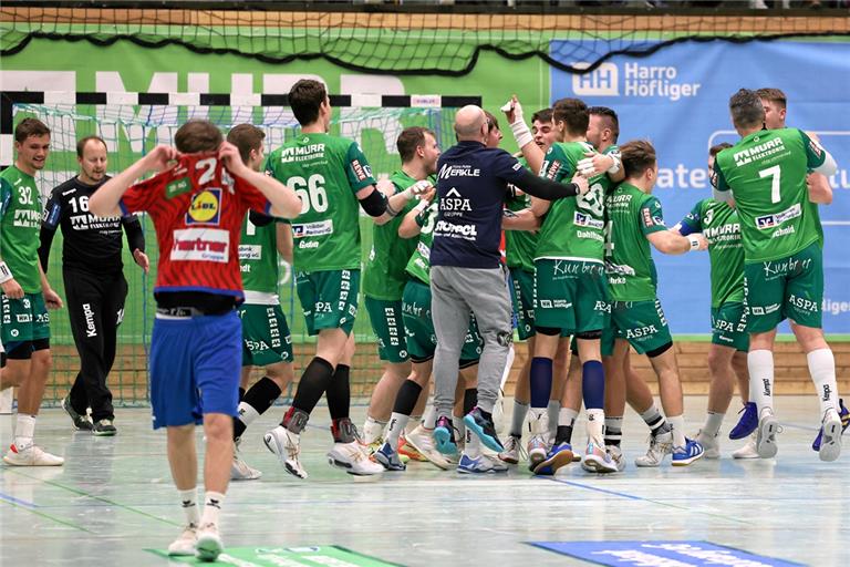 Nach der Sirene gab es kein Halten mehr: Die Handballer des HC Oppenweiler/Backnang feierten den Einzug in die Spiele, in denen es um den Zweitliga-Aufstieg geht. Foto: Alexander Becher