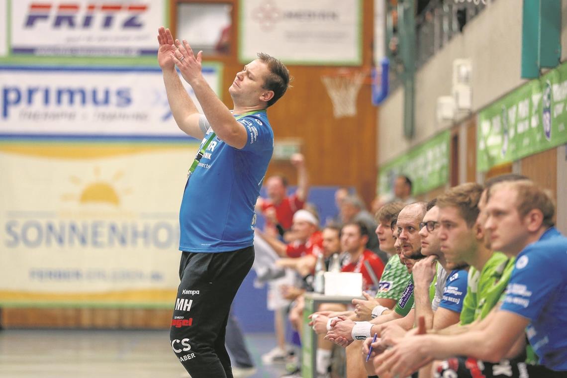 Nach der Pause vom Weg abgekommen Nach der starken ersten Hälfte sorgte die Leistung im zweiten Abschnitt für Frust bei Trainer Matthias Heineke und auf der HCOB-Bank. Foto: A. Becher