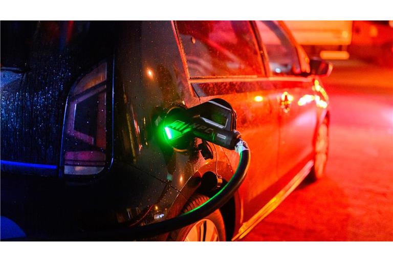 Nach der Streichung der Elektroauto-Kaufprämie Ende 2023 brachen die Verkaufszahlen von Elektrofahrzeugen an private Autofahrer ein; diese Phase ist laut HUK Coburg beendet. (Symbolbild)