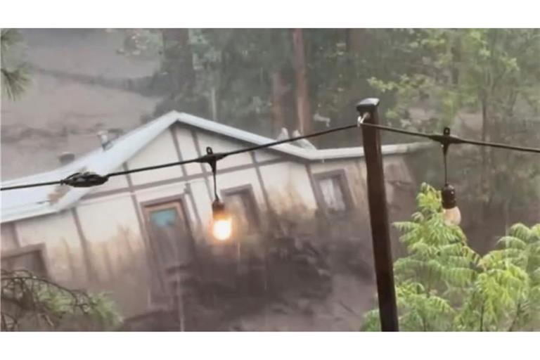 Nach der Sturzflut in Texas nun in New Mexico. Auf diesem Videostandbild wird ein Haus von einer Sturzflut in Ruidoso, New Mexico, mitgerissen.