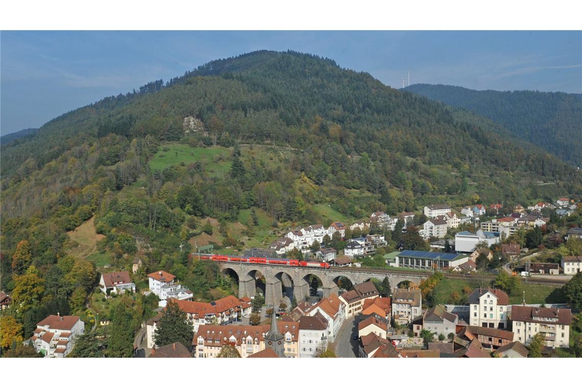 Nach der Teilsperrung der Schwarzwaldbahn ist der Zugverkehr zwischen Offenburg und Haslach wieder freigegeben. (Symbolbild)