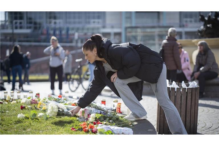 Prozessauftakt nach Todesfahrt – Angeklagter erklärt sich Nach der Todesfahrt im März, legen Menschen Blumen an die Stelle, an der zwei Menschen getötet wurden. (Archivbild).
