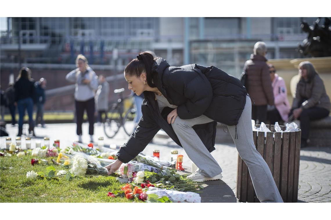 Prozess nach Todesfahrt beginnt – Anklage lautet auf Mord Nach der Todesfahrt im März, legen Menschen Blumen an die Stelle, an der zwei Menschen getötet wurden. (Archivbild).