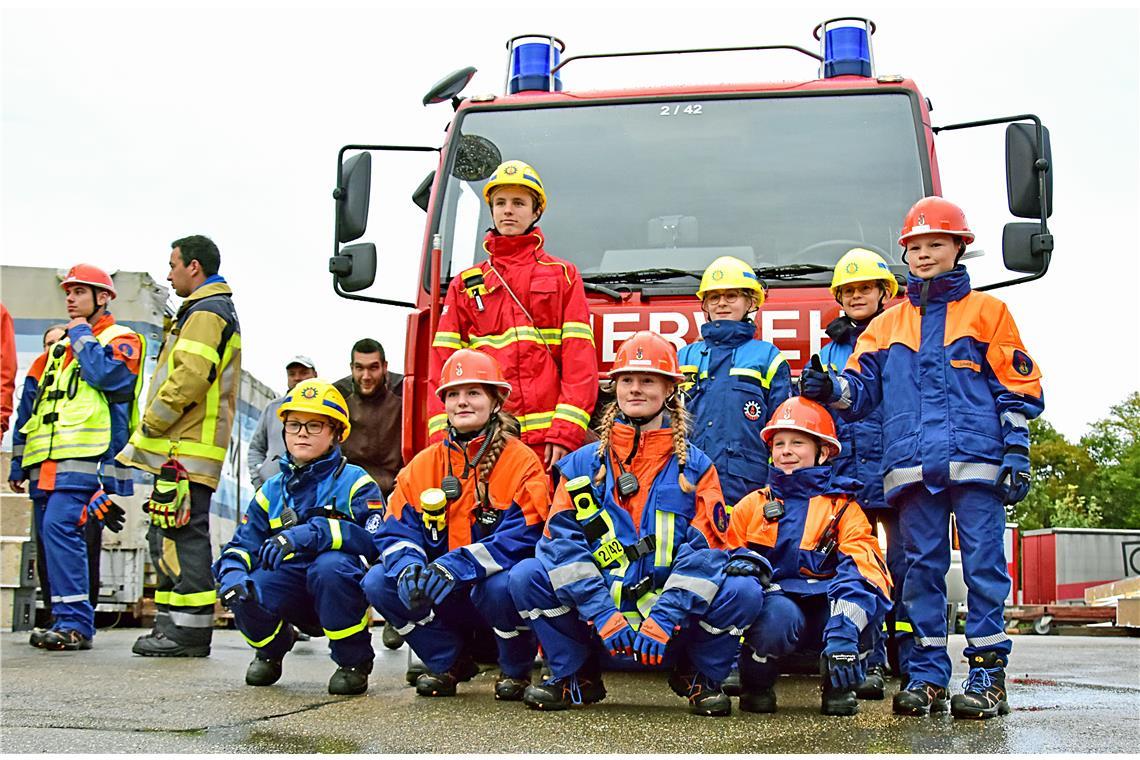 Nach der Übung machen die Jugendlichen noch ein Gruppenfoto. Feuerwehr-Jugend-Gr...