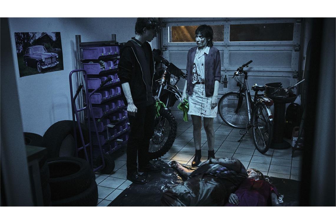 Nach der ungewollten Tat können Mike (Jeremias Meyer) und Nisha (Amina Merai, re.) kaum fassen, was passiert ist.