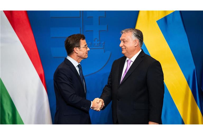 Nach der Vereinbarung des Rüstungsdeals: der schwedische Ministerpräsident Ulf Kristersson (li.) mit dem ungarischen Ministerpräsidenten Viktor Orban