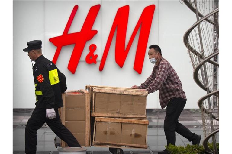Nach der Verhängung von EU-Sanktionen gegen China sind die schwedische Modekette und andere ausländische Unternehmen von der chinesischen Regierung unter Beschuss geraten. Foto: Mark Schiefelbein/AP/dpa