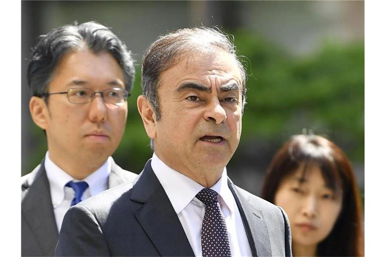 Nach der Verhaftung des früheren Renault-Konzernchefs Carlos Ghosn (M) ist das von ihm geschaffene Auto-Bündnis zwischen Renault, Nissan und Mitsubishi in eine schwere Krise geraten. Foto: Ren Onuma/Kyodo News/AP