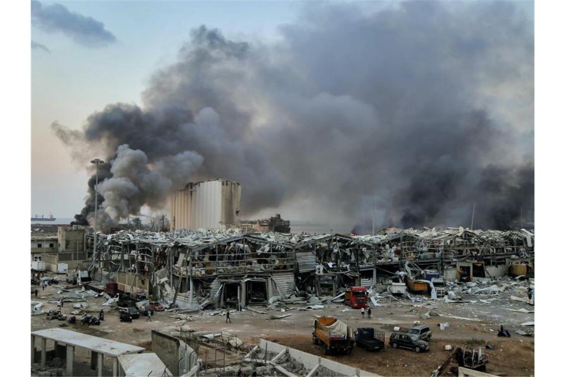 Nach der verheerenden Detonation im Hafen von Beirut steigt Rauch auf (Archivbild). Foto: Marwan Naamani/dpa