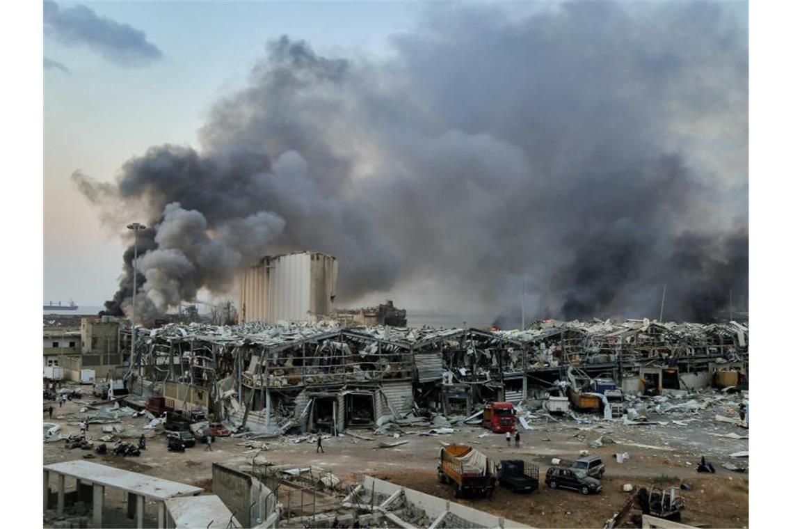 Beirut: Spuren der Hafen-Explosion noch immer tief Nach der verheerenden Detonation im Hafen von Beirut steigt Rauch auf (Archivbild). Foto: Marwan Naamani/dpa
