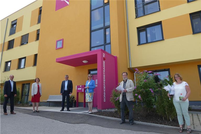 Nach der Vertragsunterzeichnug vorm Hospiz (von links): Alexander Akamphuber (SAPVTeamleiter AOK), Gabriele Keller (SAPV-Team), Eberhard Kraut (AOK), Susanne Stolp-Schmidt (Hospizreferentin), Heinz Franke, Susanne Seibold (SAPV-Koordination). Foto: privat
