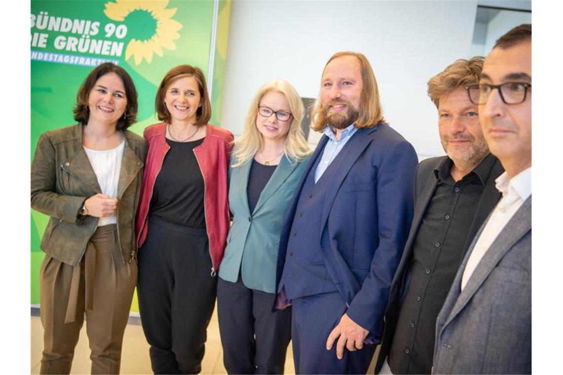 Nach der Wahl der neuen Fraktionsvorsitzenden von Bündnis 90/Die Grünen stehen Annalena Baerbock (l-r, alle Bündnis 90/Die Grünen), Bundesvorsitzende der Grünen, Katrin Göring-Eckardt, wiedergewählte Vorsitzende der Grünen Bundestagsfraktion, Kirsten Kappert-Gonther, Bundestagsabgeordnete, Anton Hofreiter, wiedergewählter Vorsitzender der Grünen Bundestagsfraktion, Robert Habeck, Bundesvorsitzender der Grünen, und Cem Özdemir, Bundestagsabgeordneter, im Bundestag. Foto: Arne Immanuel Bänsch