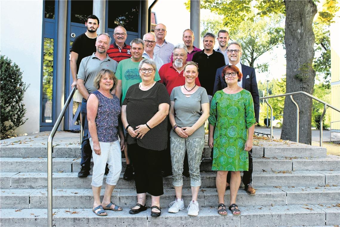 Nach der Wahl des neuen Gemeinderats Ende Mai hat die Rathaustreppe Ende Juli noch fürs Gruppenfoto herhalten dürfen beziehungsweise müssen, aber die rund 25 Jahre alte Treppe ist kein schöner Anblick mehr. Deswegen wird sie jetzt saniert. Foto: Gemeinde