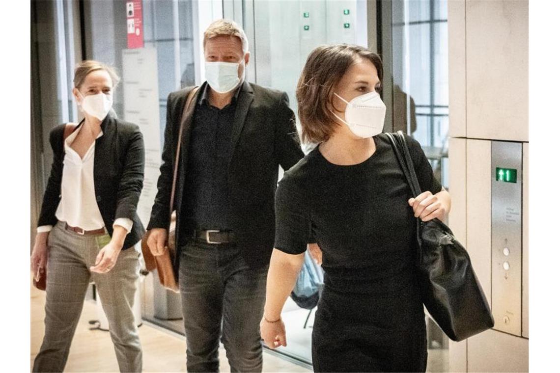 Grüne und FDP starten Suche nach einer neuen Regierung Nach der Wahl ist vor den Sondierungsgesprächen: Für die Grünen-Spitze um Robert Habeck und Annalena Baerbock bleiben es arbeitsreiche Tage. Foto: Michael Kappeler/dpa