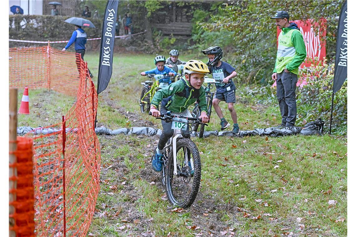 Nach der Wechselzone geht es auf das Mountainbike. 4. Kindercrossduathlon des TC...