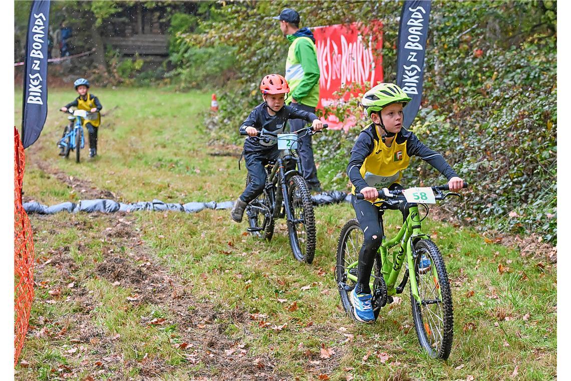 Nach der Wechselzone geht es auf das Mountainbike. 4. Kindercrossduathlon des TC...
