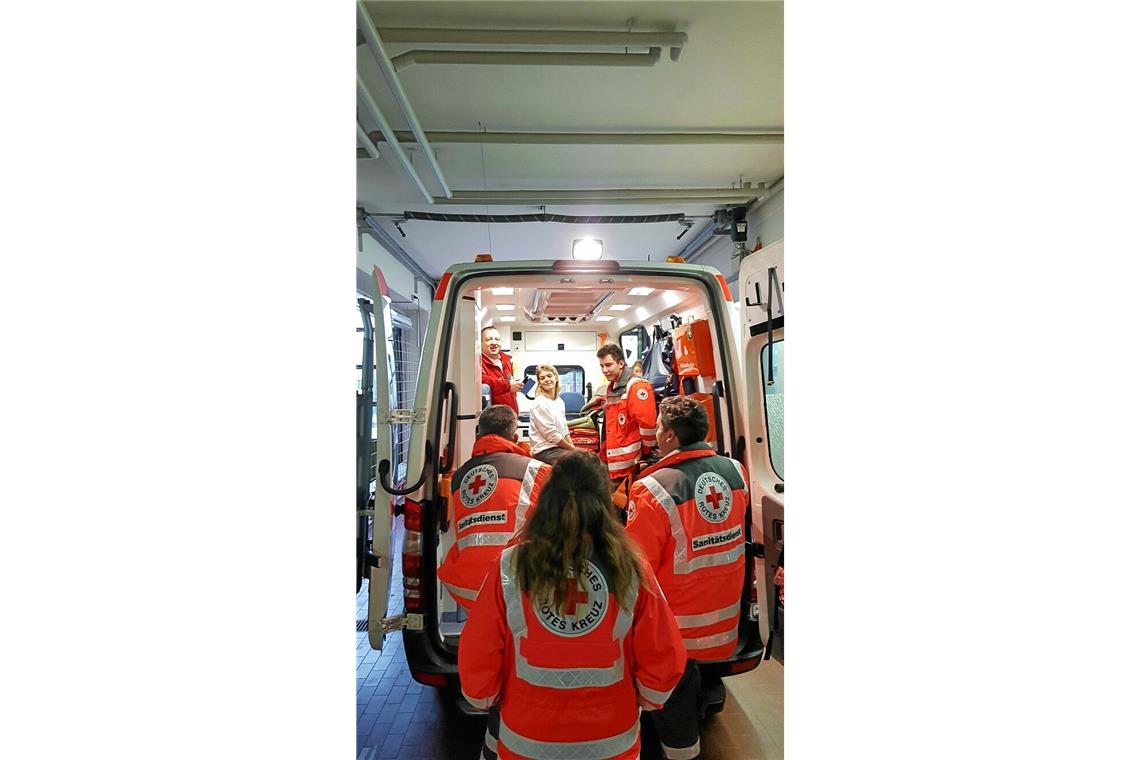 151 Jahre DRK-Ortsverein Weissacher Tal Nach Dienstschluss am Einsatzfahrzeug.