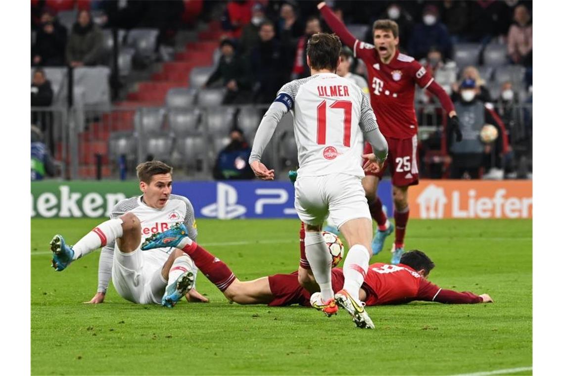 Lewandowski führt Bayern mit Hattrick-Show ins Viertelfinale Nach diesem Foul an Robert Lewandowski gab es den ersten Elfmeter für den FC Bayern. Foto: Sven Hoppe/dpa