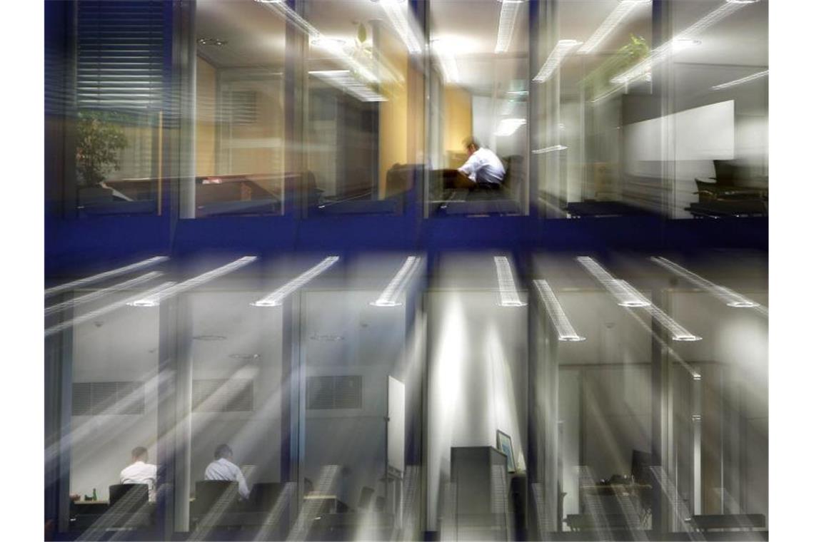Immobilienkonzern: Büro bleibt Zentrum des Arbeitsplatzes Nach Einbruch der Dunkelheit sitzen Angestellte noch in Büros und arbeiten (Aufnahme mit Zoomeffekt). Der Immobilien- und Handelskonzern Signa glaubt trotz des Homeoffice-Booms in der Corona-Krise an die Zukunft des Büros. Foto: Frank Rumpenhorst/dpa