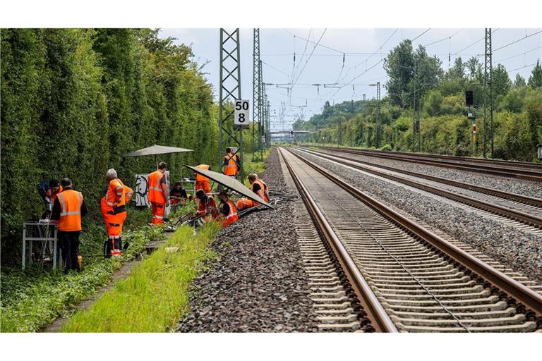 Nach einem Anschlag werden Kabel repariert. (Archivbild)