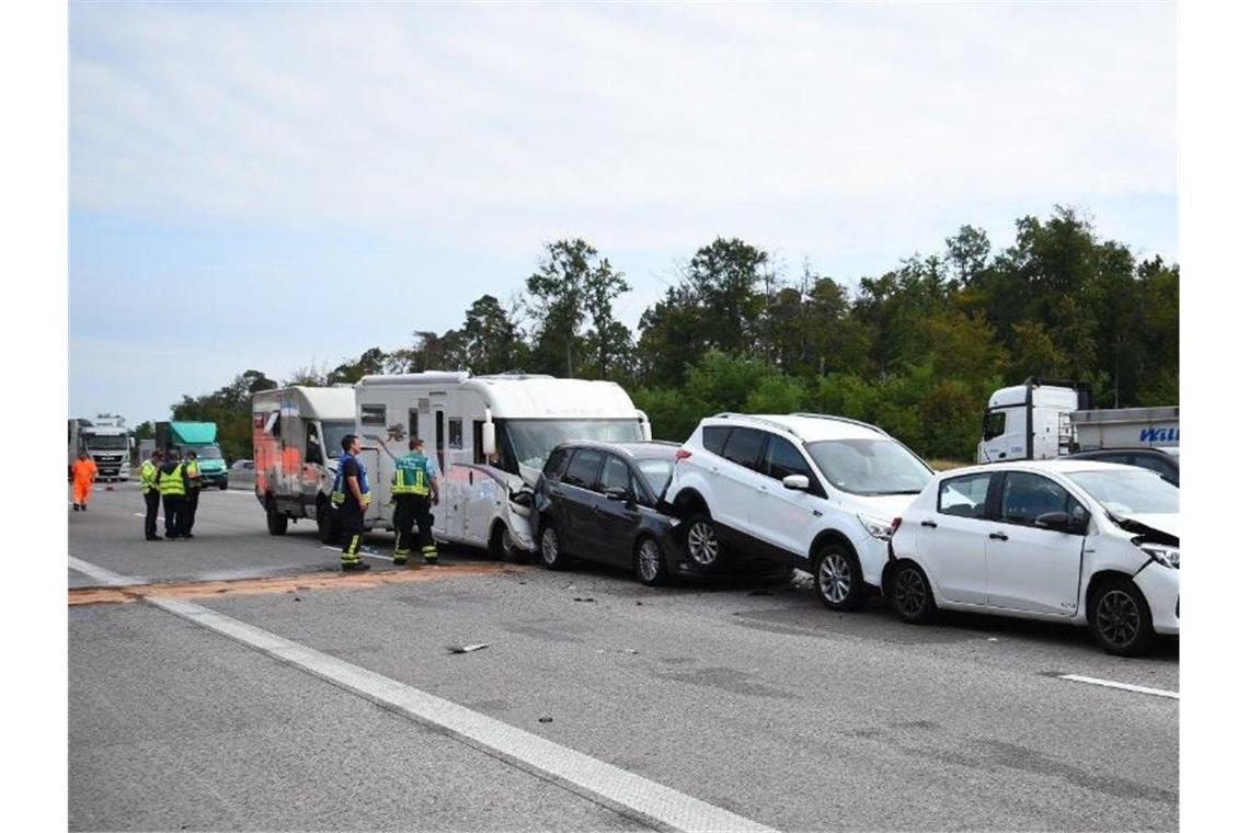 Serienunfall mit sieben Fahrzeugen: vier Menschen verletzt Nach einem Auffahrunfall mit mehreren Fahrzeugen ist die Autobahn 5 gesperrt. Foto: René Priebe/dpa