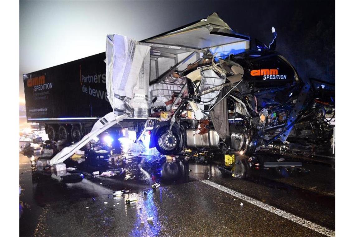 Nach einem Auffahrunfall mit zwei Verletzten ist die A6 in der Nacht gesperrt worden. Foto: René Priebe/dpa