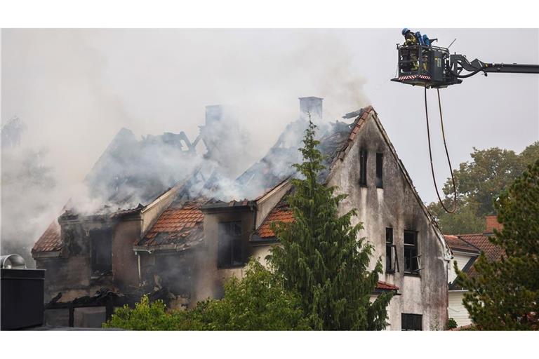 Nach einem Brand in einem Haus sind vier Frauen tot aufgefunden worden.