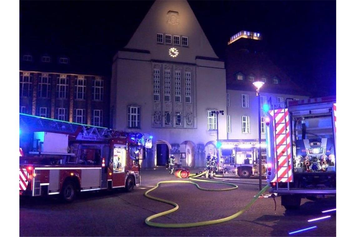 Nach einem Brandanschlag auf das Rathaus in Delmenhorst hat die Polizei einen 30-jährigen Mann festgenommen. Foto: -/Nord-West-Media TV/dpa