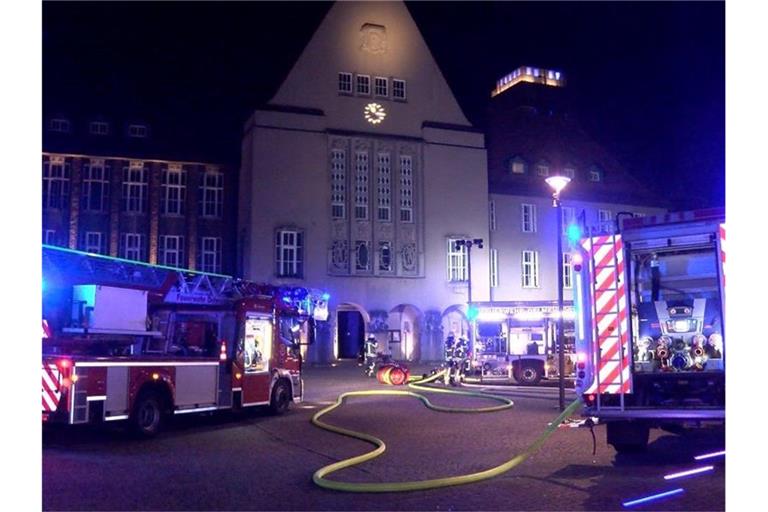 Nach einem Brandanschlag auf das Rathaus in Delmenhorst hat die Polizei einen 30-jährigen Mann festgenommen. Foto: -/Nord-West-Media TV/dpa
