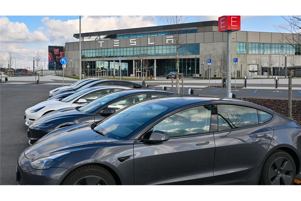 Nach einem Brandanschlag auf einen Hochspannungsmast steht im März 2024 die Produktion in der Tesla-Autofabrik in Grünheide zeitweise still.