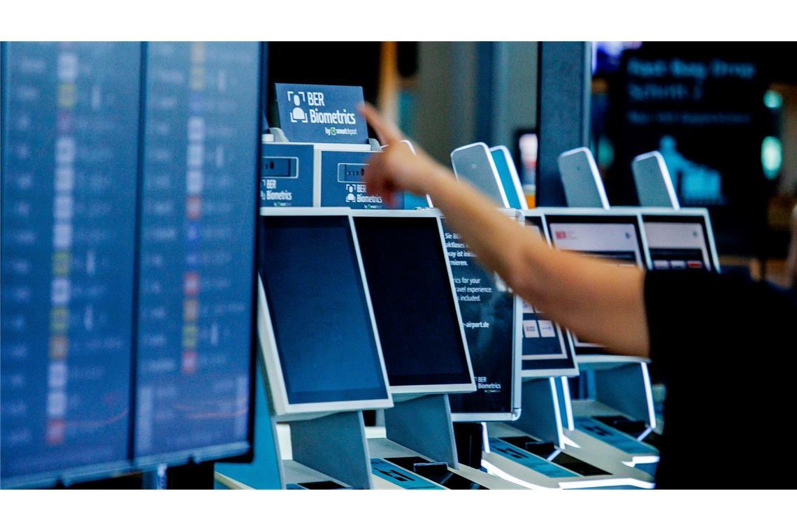 Nach einem Cyberangriff gab es am Berliner Flughafen längere Wartezeiten.