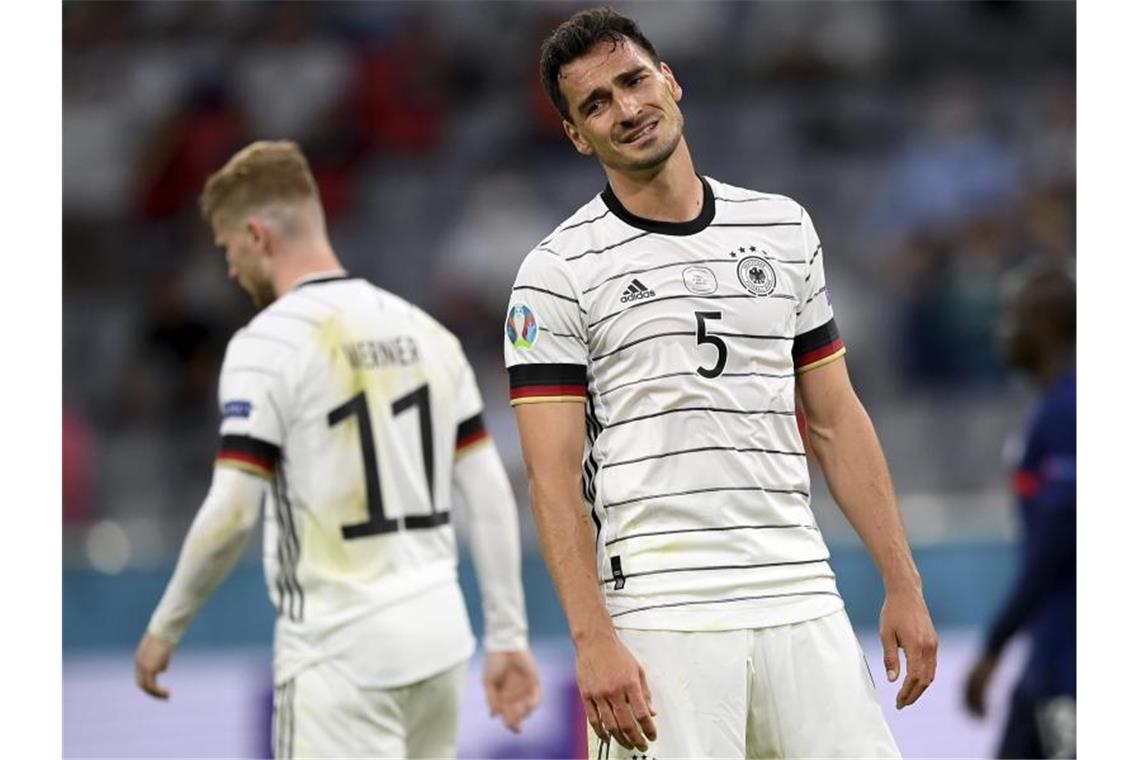 Nach einem Eigentor von Mats Hummels verliert Deutschland seinen seinen EM-Auftakt gegen Frankreich in München. Foto: Matthias Hangst/Getty Pool/AP/dpa