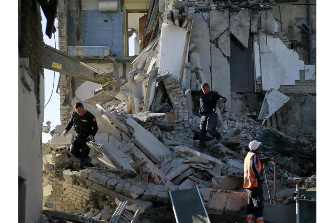 Nach einem Erdbeben durchsuchen Rettungskräfte ein zerstörtes Gebäude. Foto: Visar Kryeziu/AP/dpa